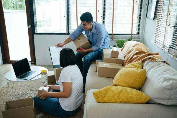 Uomo Mostra Lista Controllo Suo Team Preparare Ordine Merci Cliente — Foto Stock