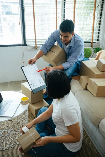 Ein Mann Zeigt Seinem Team Die Checkliste Die Bestellung Und — Stockfoto