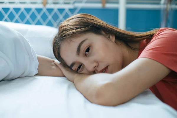 Een Verveelde Vrouw Oranje Shirt Ligt Haar Buik Rust Haar — Stockfoto