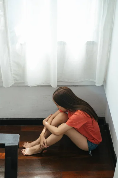 Mujer Triste Camiseta Naranja Sentada Esquina Del Dormitorio Junto Ventana — Foto de Stock