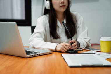 Yayın sırasında ahşap masadaki her şeyin kırpılmış görüntüsü.