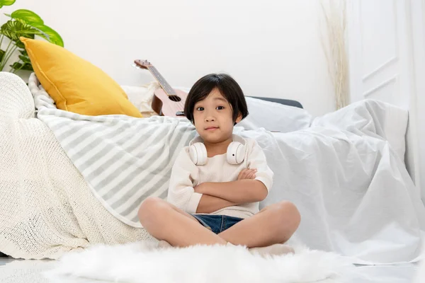 Niño Asiático Seguro Sentado Suelo Dentro Sala Estar Brazos Cruzados —  Fotos de Stock