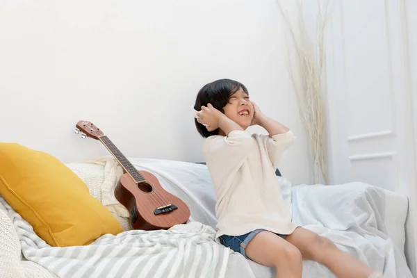Anak Laki Laki Asia Yang Ceria Menikmati Mendengarkan Musik Dengan — Stok Foto