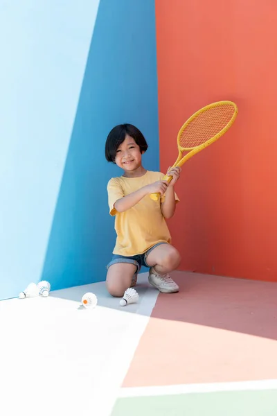 Sarı Tişörtlü Elinde Tenis Raketini Renkli Mavi Kırmızı Arka Planda — Stok fotoğraf