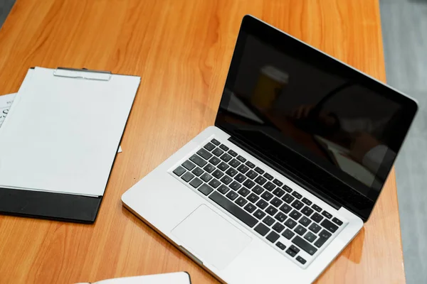 Laptop Dan Dokumen Dengan Clipboad Atas Meja Kayu Hal Hal — Stok Foto