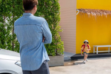 Okulda. Baba okuldan sonra oğlunu bekliyor. Oğlunu okuldan sonra al. Baba eve geldiğinde oğlunu al..