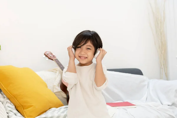 Alegre Divertido Asiático Pequeño Niño Disfrutar Escuchar Música Con Inalámbrico —  Fotos de Stock