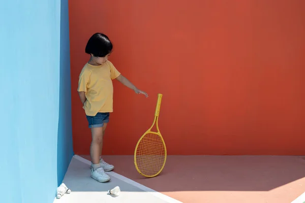 셔츠를 청색과 빨간색 배경에 테니스 라켓을 귀여운 바닥에 넥입니다 테니스 — 스톡 사진