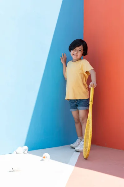 Lindo Niño Pequeño Con Camisa Amarilla Sosteniendo Raqueta Tenis Sobre —  Fotos de Stock