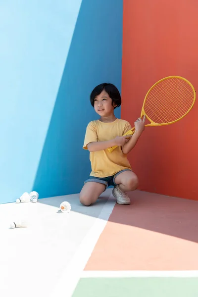 Lindo Niño Pequeño Con Camisa Amarilla Sosteniendo Raqueta Tenis Sobre —  Fotos de Stock