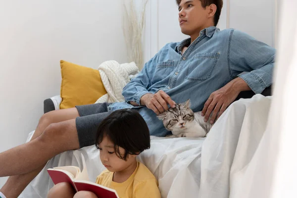 Asiatische Familie Lebt Mit Katze Wohnzimmer Vater Vor Dem Fernseher — Stockfoto