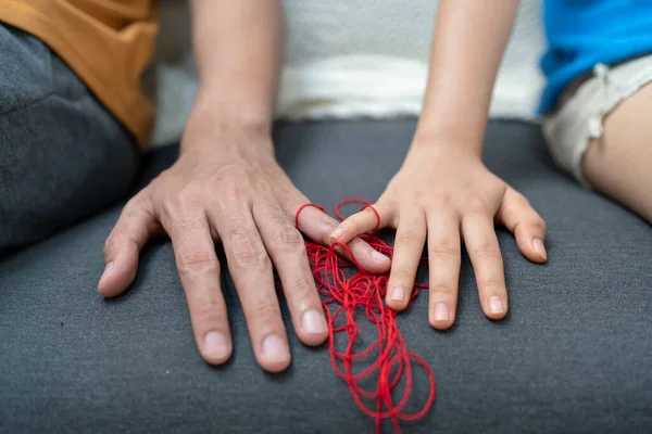 Χέρι Ζευγαριού Που Δένεται Κόκκινη Μπογιά Υπόσχεση Και Εμπιστοσύνη Σχέση — Φωτογραφία Αρχείου