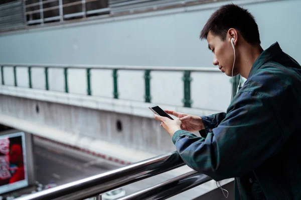 Kurzhaariger Mann Steht Auf Dem Skywalk Und Hört Musik Smartphone — Stockfoto