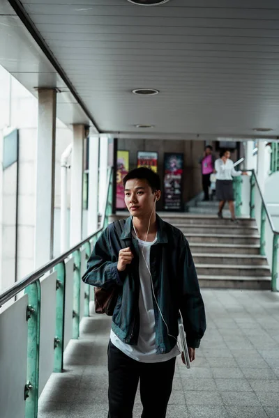 Cabelo Curto Cara Saindo Shopping Center Para Skywalk Com Fone — Fotografia de Stock