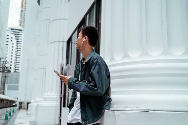 Homem Cabelo Curto Usando Fone Ouvido Olhando Para Aplicativo Mapeamento — Fotografia de Stock