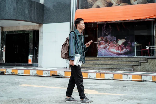 Krátké Vlasy Chlap Drží Notebook Chůze Veřejné Dopravy Městě Dokončení — Stock fotografie