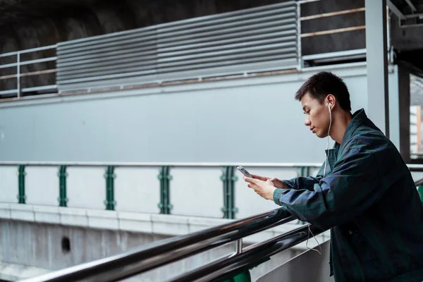 Kurzhaariger Mann Steht Auf Dem Skywalk Und Hört Musik Smartphone — Stockfoto