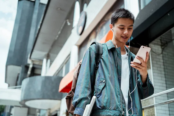 Nízký Úhel Záběr Krátké Vlasy Chlap Bundě Drží Smartphone Najít — Stock fotografie