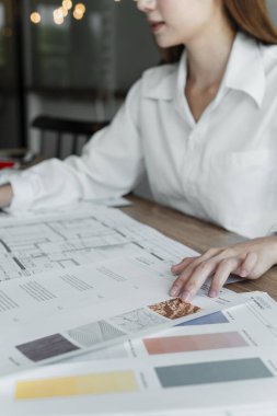 Projesinin dokusunu seçerken bir yandan da kadın elinin kesilmiş görüntüsü..