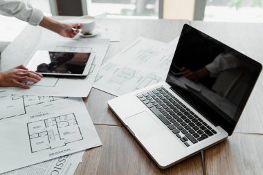 Yazdırılmış plan, tasarım ve çalışma aygıtlarıyla dolu dağınık tablo resmi.