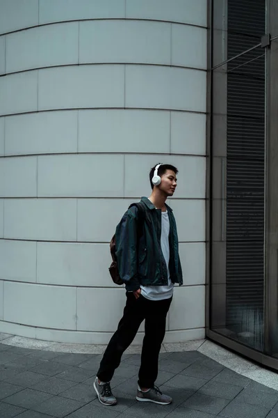 Chico Pelo Corto Que Usa Auriculares Escucha Música Mientras Viaja — Foto de Stock