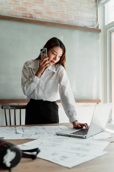 Long Hair Designer Woman White Shirt Standing Her Wooden Table — Stock Photo, Image