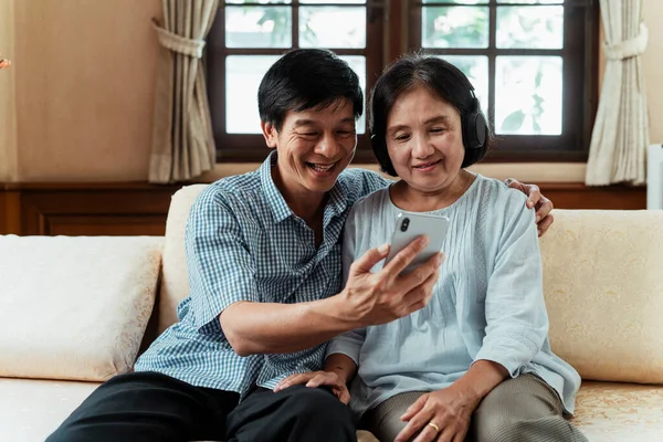 Akıllı Telefon Kullanarak Koltukta Oturan Mutlu Yaşlılar Büyükanne Akıllı Telefon — Stok fotoğraf