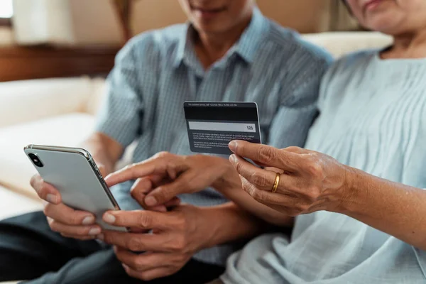 Close Mãos Idosos Asiáticos Casal Segurando Smartphone Cartão Crédito Compras — Fotografia de Stock