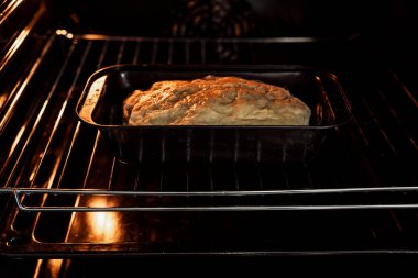 Huysuz ekmek hamuru fırında pişiyordu..