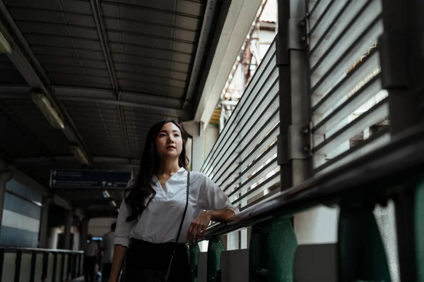 Vacker Ung Asiatisk Kvinna Lutar Sig Mot Ledstången Promenader Stadsvandringen — Stockfoto