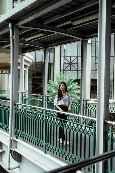 Jovem Mulher Asiática Andando Sozinha Ponte Cidade Bangkok — Fotografia de Stock