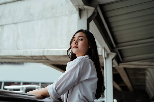 Pengusaha Muda Asia Cantik Berbaju Putih Berdiri Sendiri Kota — Stok Foto
