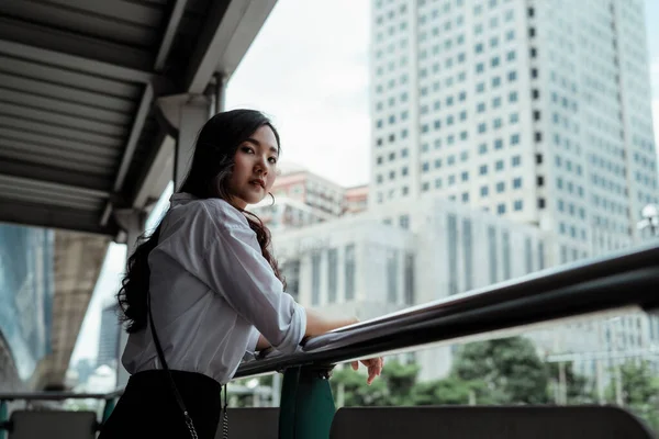 Bela Jovem Asiático Empresária Branco Camisa Sozinho Cidade — Fotografia de Stock
