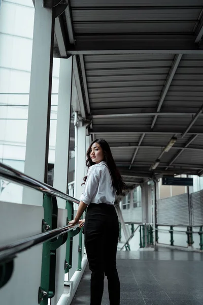 Arka Plan Beyaz Gömlekli Güzel Asyalı Kadını Üst Geçitte Yürüyor — Stok fotoğraf