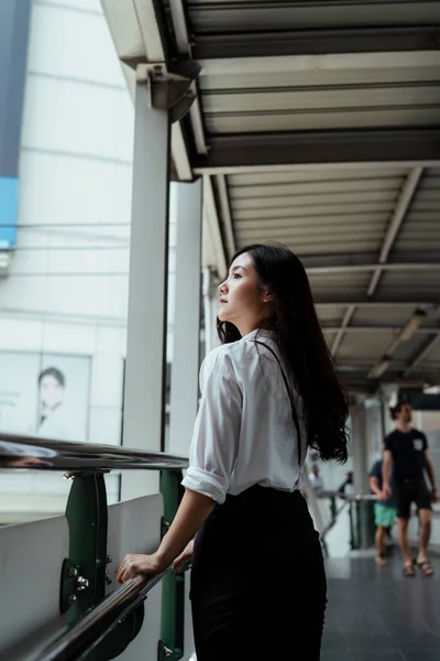 Visão Traseira Bela Jovem Mulher Negócios Asiática Camisa Branca Andando — Fotografia de Stock