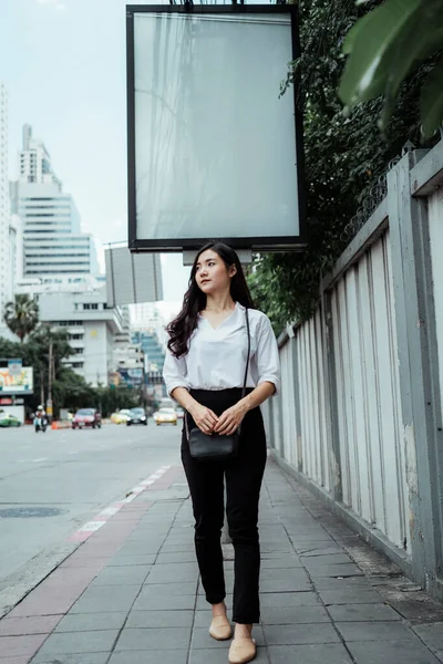 Mulher Negócios Asiática Camisa Branca Andando Rua Com Fundo Sinal — Fotografia de Stock