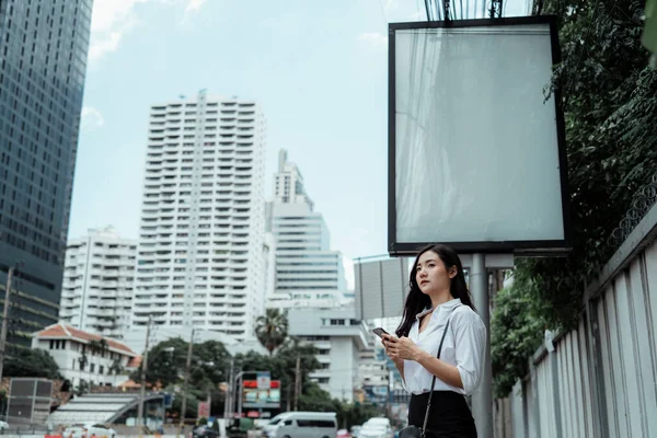 Mulher Negócios Asiática Camisa Branca Usando Smartphone Rua Para Chamar — Fotografia de Stock