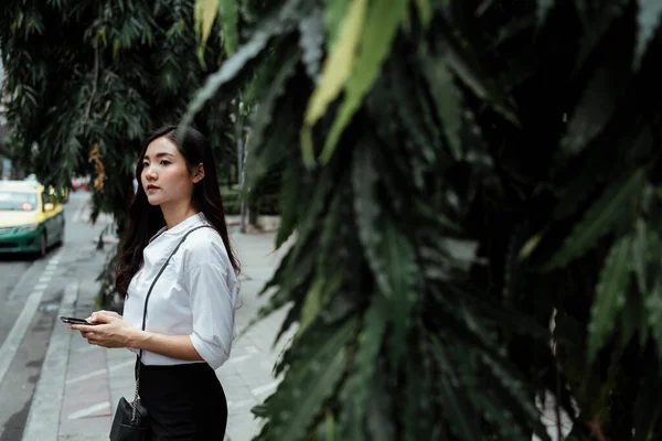 Femme Affaires Asiatique Sur Chemise Blanche Tenant Smartphone Debout Sur — Photo