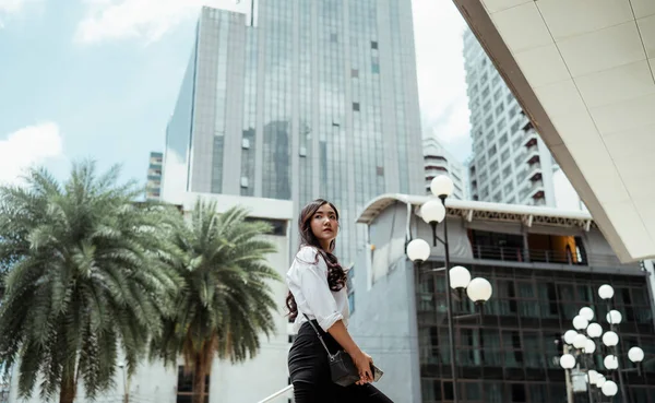 Mulher Negócios Asiática Viagem Camisa Branca Cidade Grande Bangkok — Fotografia de Stock