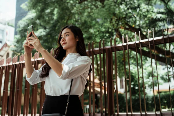 Mulher Negócios Asiática Camisa Branca Usando Smartphone Tirando Selfie Com — Fotografia de Stock