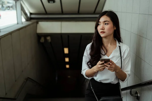 Mulher Negócios Asiática Camisa Branca Usando Smartphone Saindo Estação Metrô — Fotografia de Stock