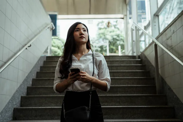 Азиатская Бизнесвумен Белой Рубашке Помощью Смартфона Спускающаяся Лестнице Метро — стоковое фото