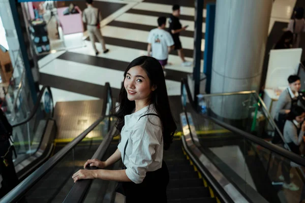 Mulher Negócios Asiática Camisa Branca Usando Escada Rolante Para Compras — Fotografia de Stock