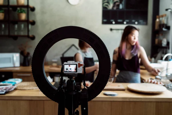 Dois Padeiro Mulher Asiática Preparando Para Vídeo Vlogging Cozinha — Fotografia de Stock