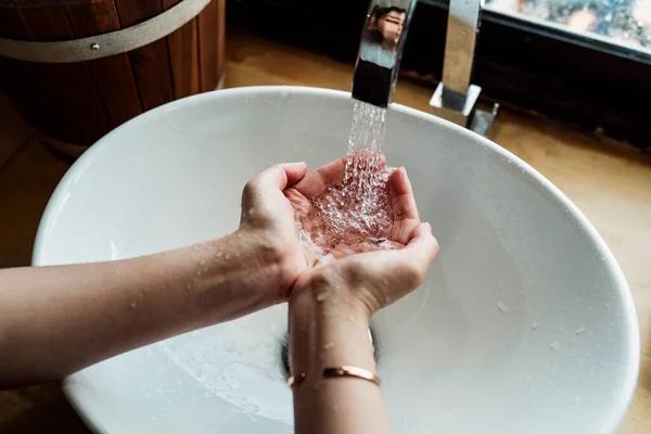 Lähikuva Nainen Kädet Pesu Vesi Pesuallas — kuvapankkivalokuva