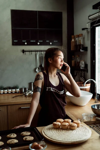 Asiatisk Kvinna Talar Telefon Efter Avslutad Bakning Färsk Cupcake — Stockfoto