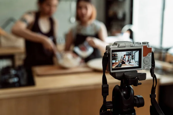 Baker Mulher Fazendo Massa Pão Para Show Gravação Vídeo Com — Fotografia de Stock