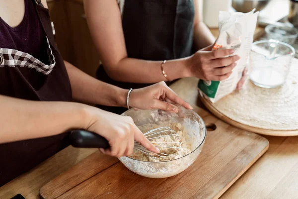 부엌에서 요리를 아시아 유리그릇에서 밀가루 반죽을 튀기는 — 스톡 사진