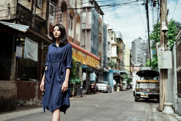 Gyönyörű Fiatal Ázsiai Kék Ruhában Sétál Utcán Régi Kerületben Nap — Stock Fotó