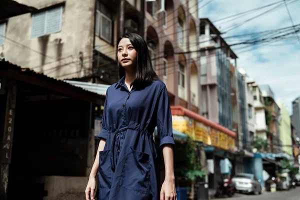 Vacker Ung Asiatisk Kvinna Blå Klänning Promenader Gatan Gamla Stadsdelen — Stockfoto